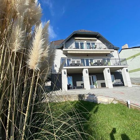 Balkon Apartmanhaz Panzio 블로톤퓌레드 외부 사진