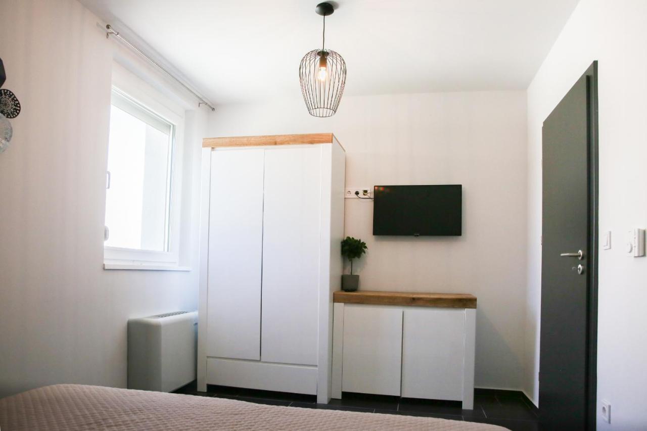 Balkon Apartmanhaz Panzio 블로톤퓌레드 외부 사진
