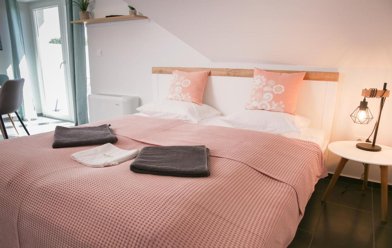 Balkon Apartmanhaz Panzio 블로톤퓌레드 외부 사진