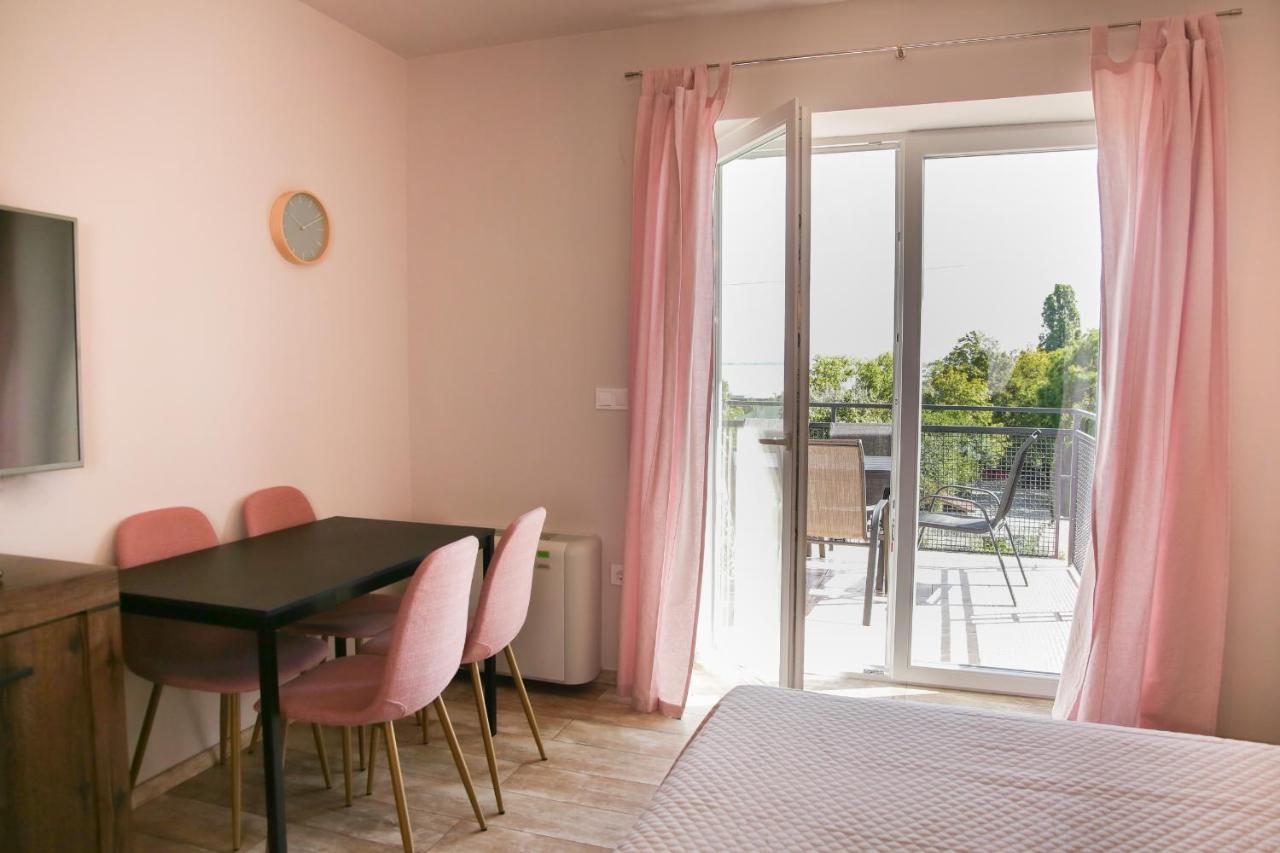 Balkon Apartmanhaz Panzio 블로톤퓌레드 외부 사진