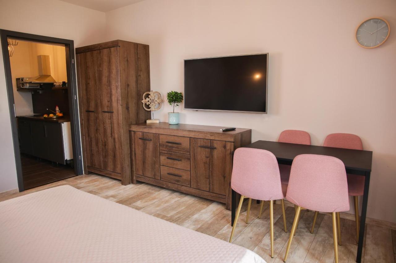 Balkon Apartmanhaz Panzio 블로톤퓌레드 외부 사진