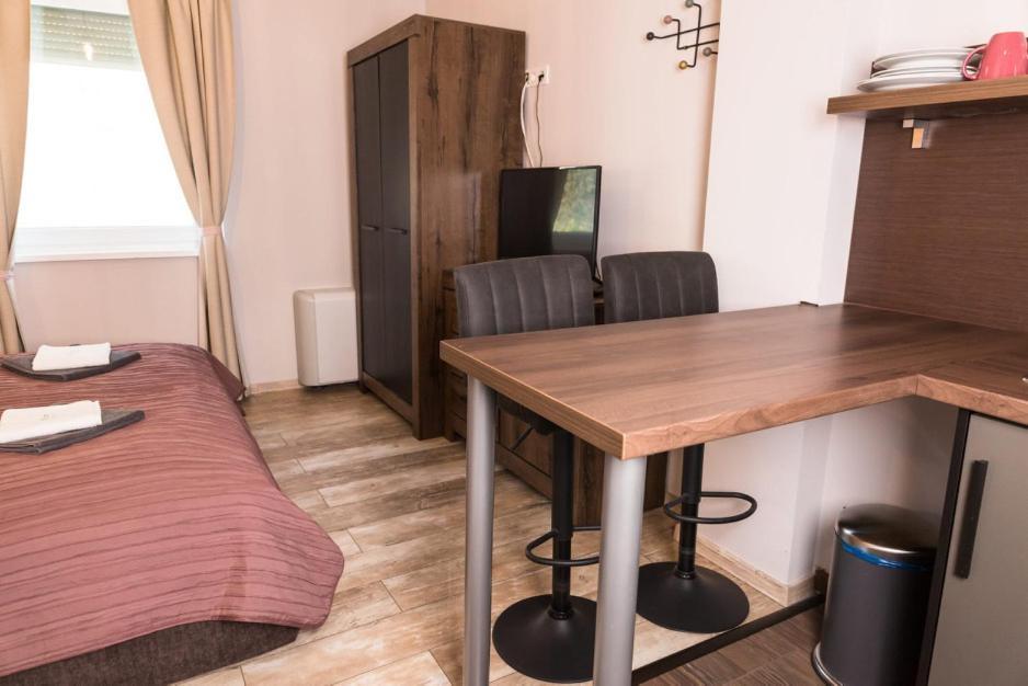 Balkon Apartmanhaz Panzio 블로톤퓌레드 외부 사진