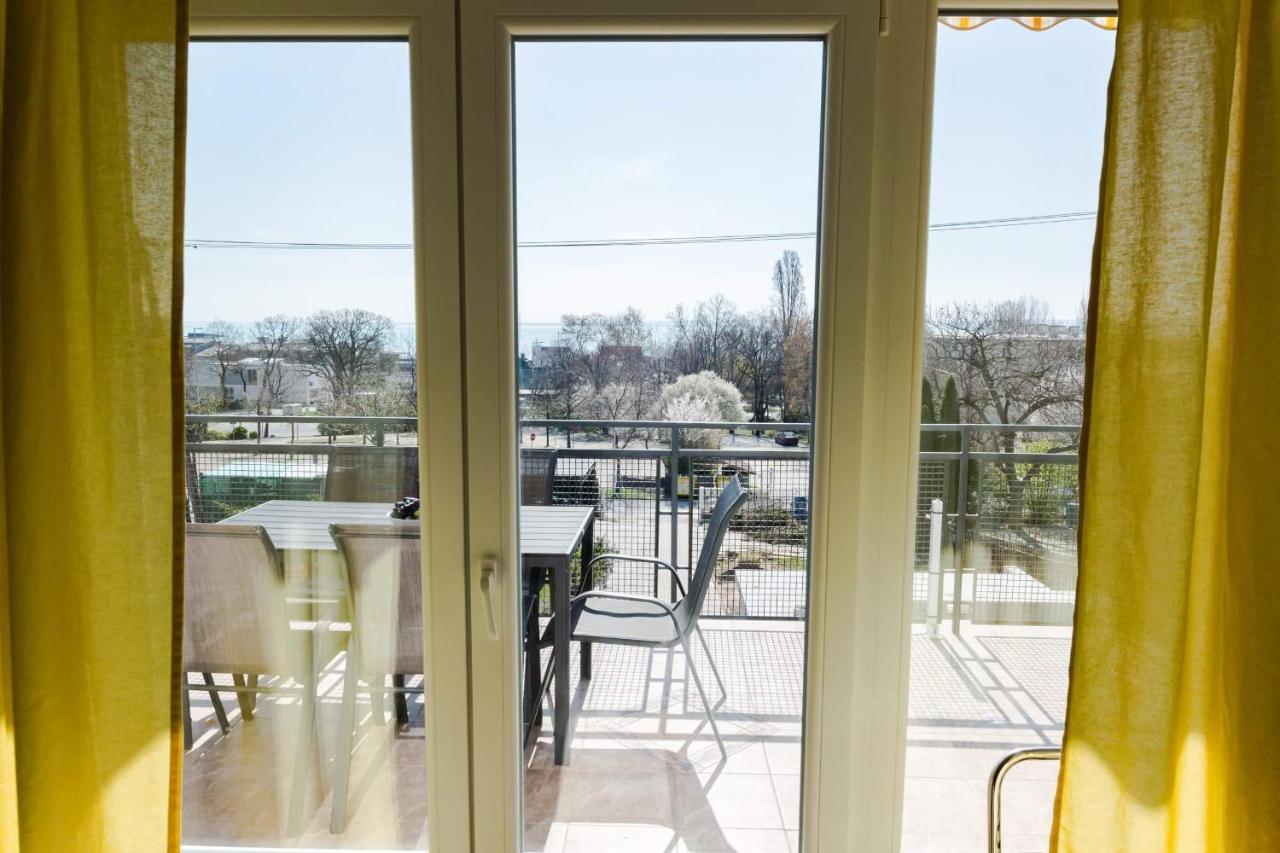 Balkon Apartmanhaz Panzio 블로톤퓌레드 외부 사진