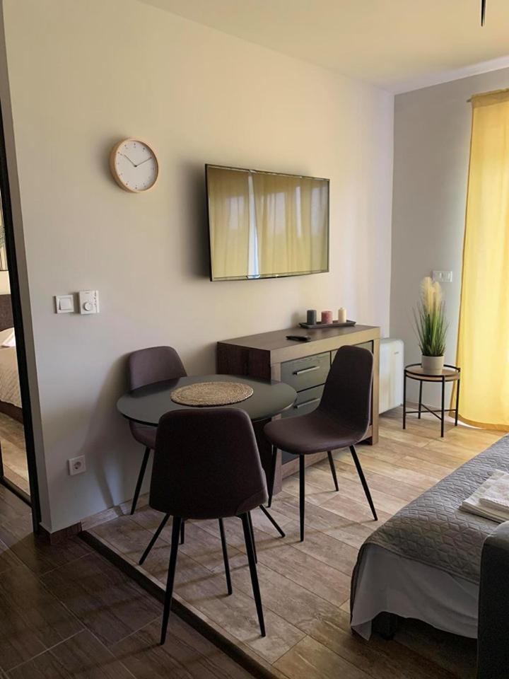 Balkon Apartmanhaz Panzio 블로톤퓌레드 외부 사진
